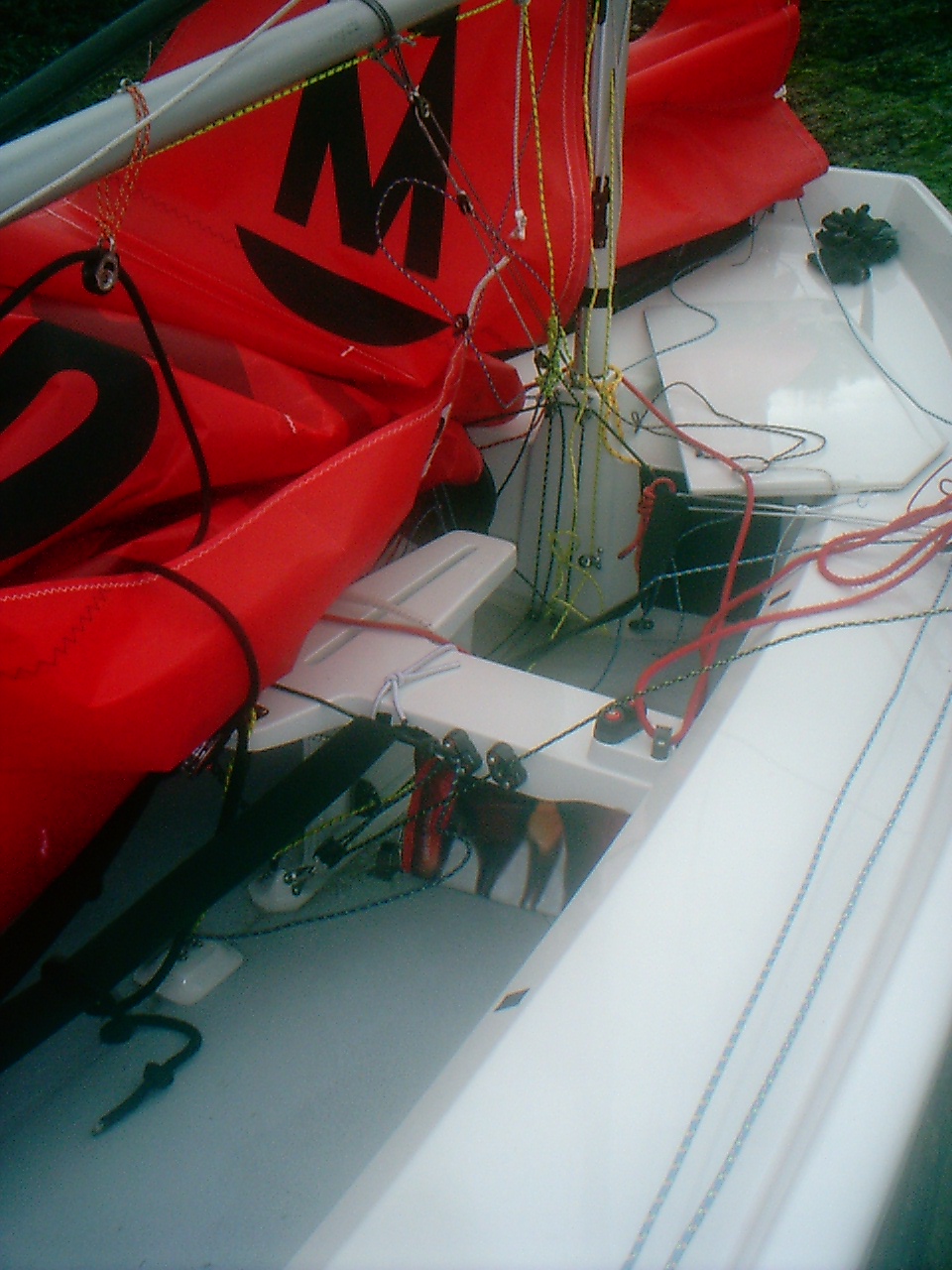 Duplicated mainsail controls (kicker, downhaul) on the thwart of a Winder Mirror dinghy 