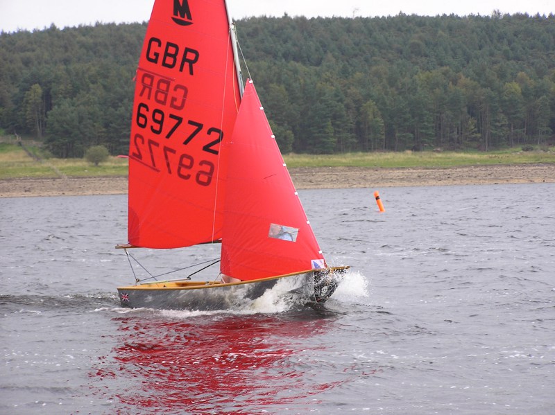 A Mirror dinghy racing to windward on a reservoir
